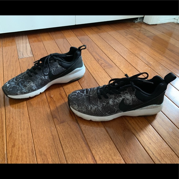 🦋 Nike Shoes 🦋 - Picture 3 of 6